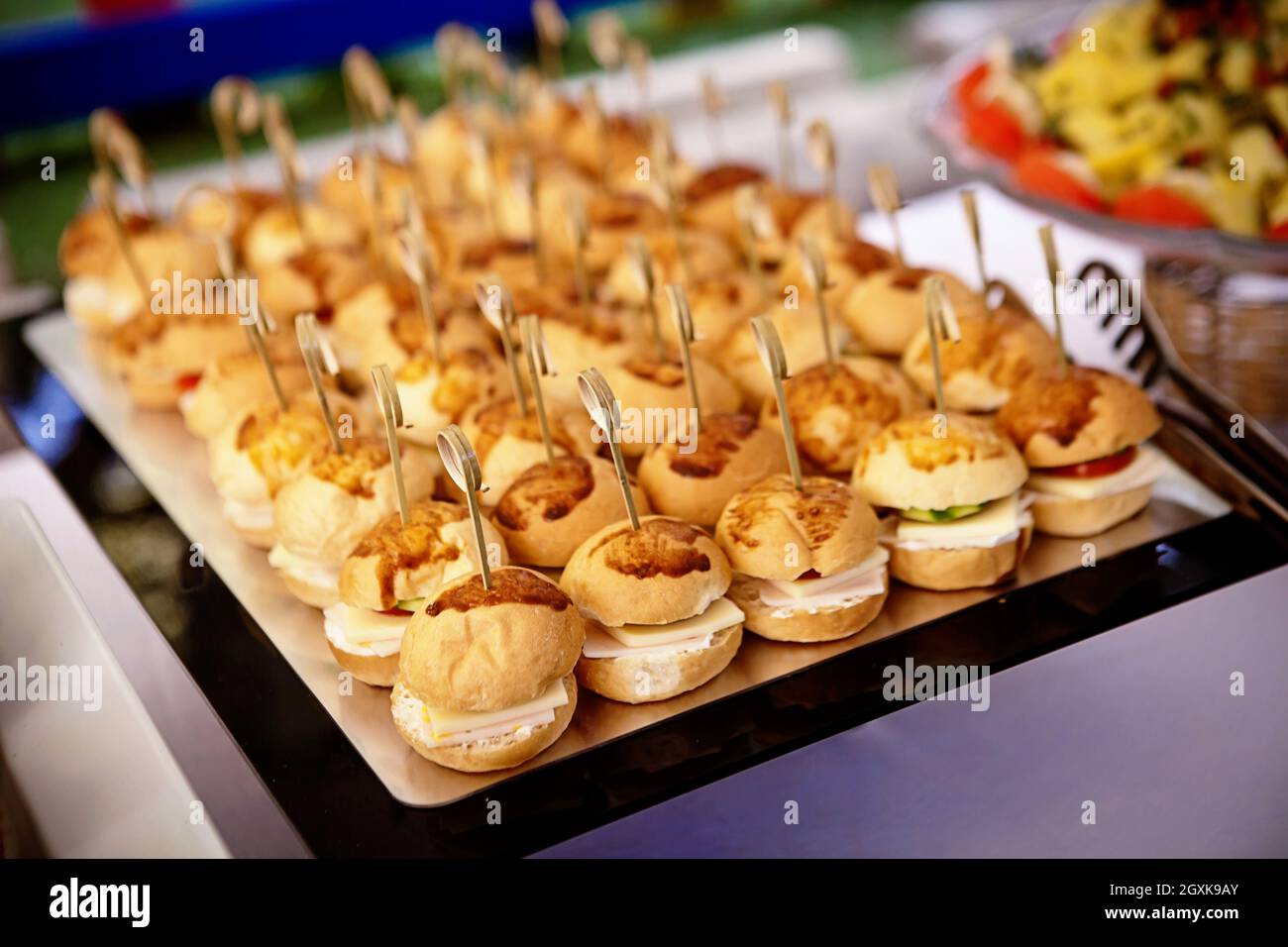 Vassoio di prosciutto e formaggio con cetriolo e pomodoro Foto Stock