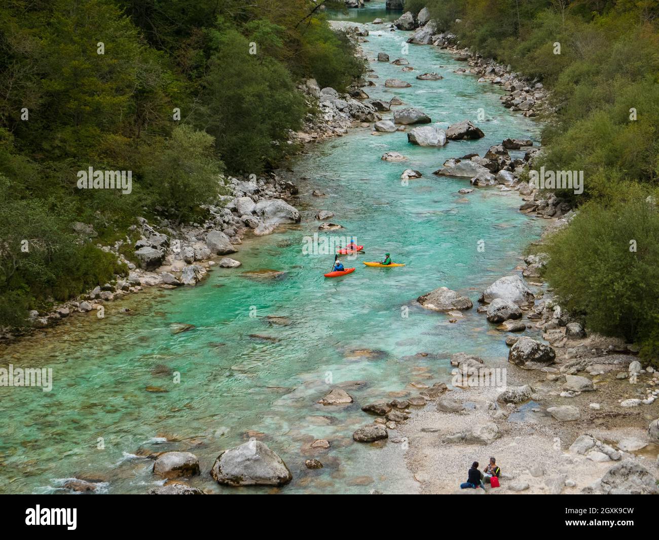Kobarid, Slovenia (2 ottobre 2021) - l'acqua verde e limpida del fiume Soca (Isonzo) con molte persone che vi si kayak Foto Stock