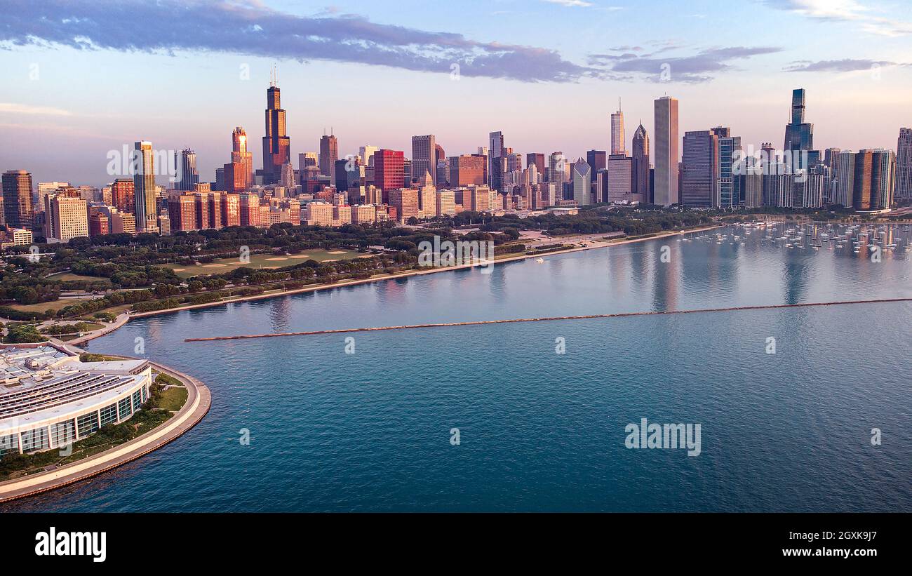 Paesaggio urbano aereo con Shedd Aquarium in primo piano all'alba, Chicago, Illinois, USA Foto Stock