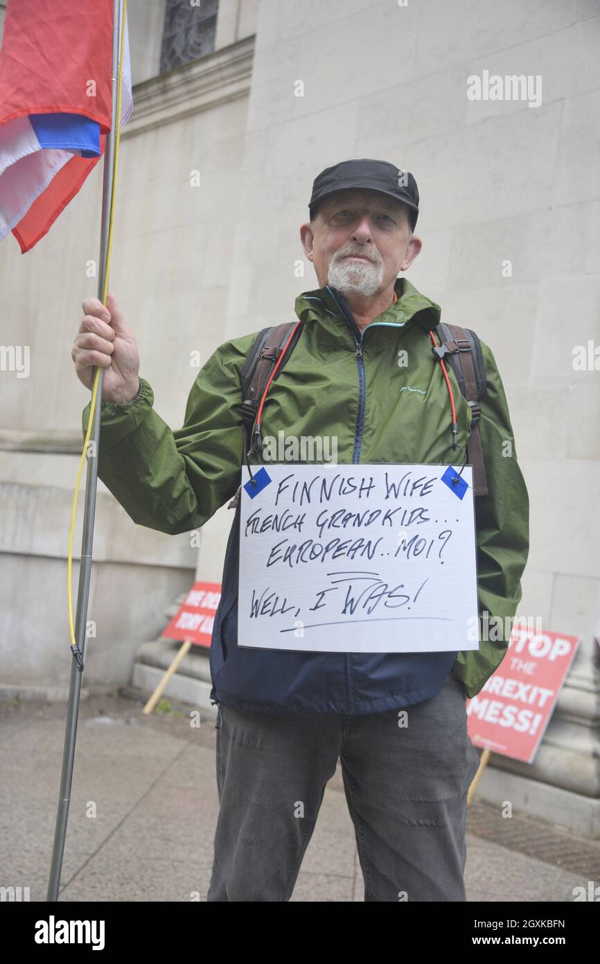Manchester, Regno Unito, 5 ottobre 2021. Protester anti-Brexit. I manifestanti fanno lobby e si dimostrano fuori dalla Conferenza del partito conservatore a Manchester, Regno Unito. La Conferenza si svolgerà dal 3 ottobre al 6 ottobre 2021 presso il Manchester Central Convention Complex. L'evento ha slogan "Build Back Better" e "Getting on with the Job". Si svolge in un contesto di carenza di carburante, problemi di approvvigionamento e aumento dell'inflazione. Credit: Terry Waller/Alamy Live News Foto Stock