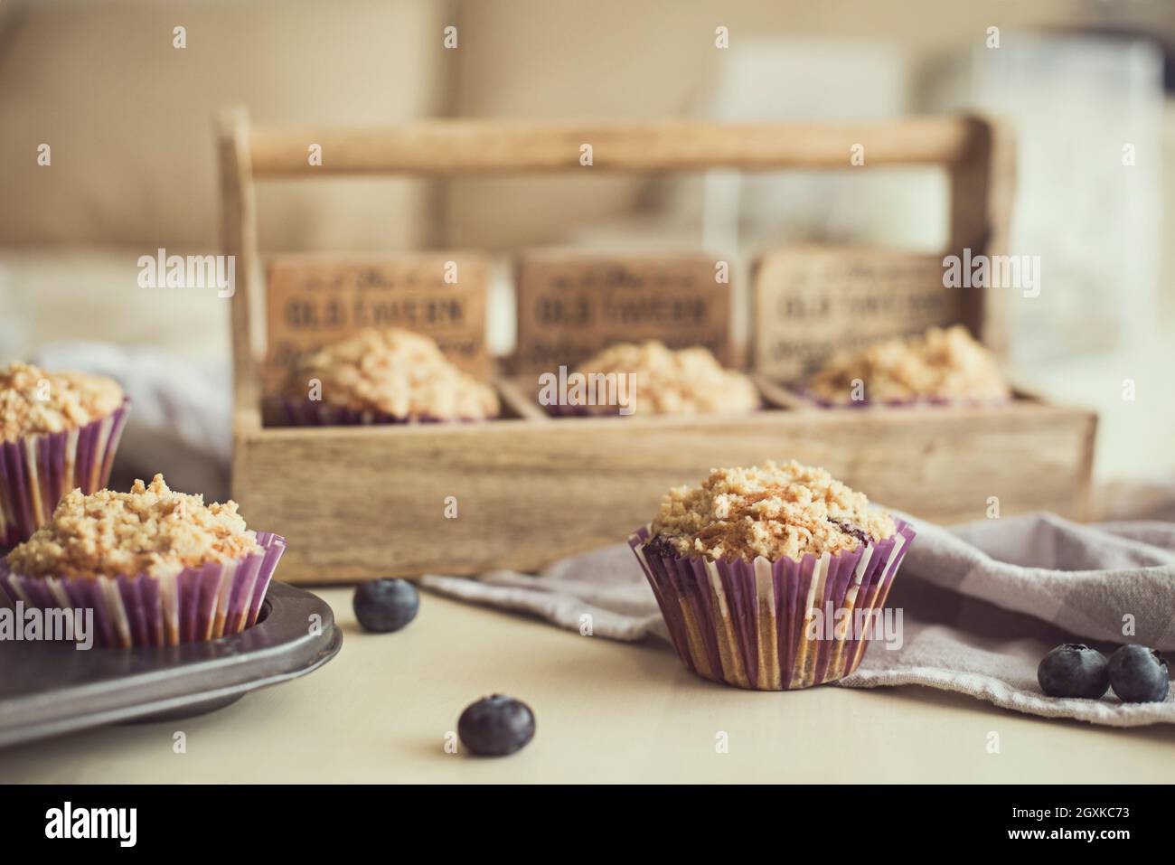 Scatola di muffin ai mirtilli sani su un tavolo Foto Stock
