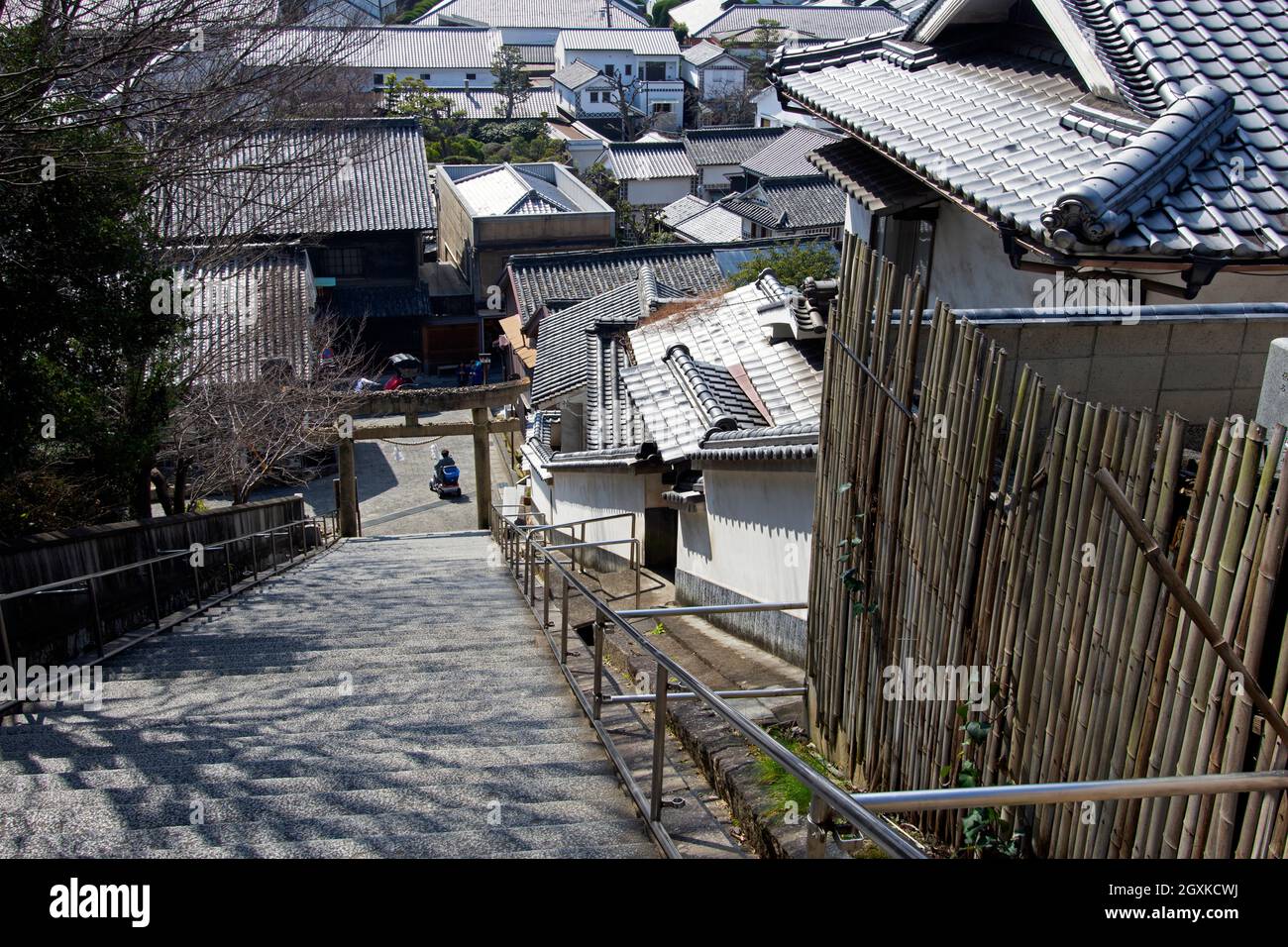 Scalinata giapponese nel mezzo di un villaggio tradizionale, Okayama, Giappone Foto Stock