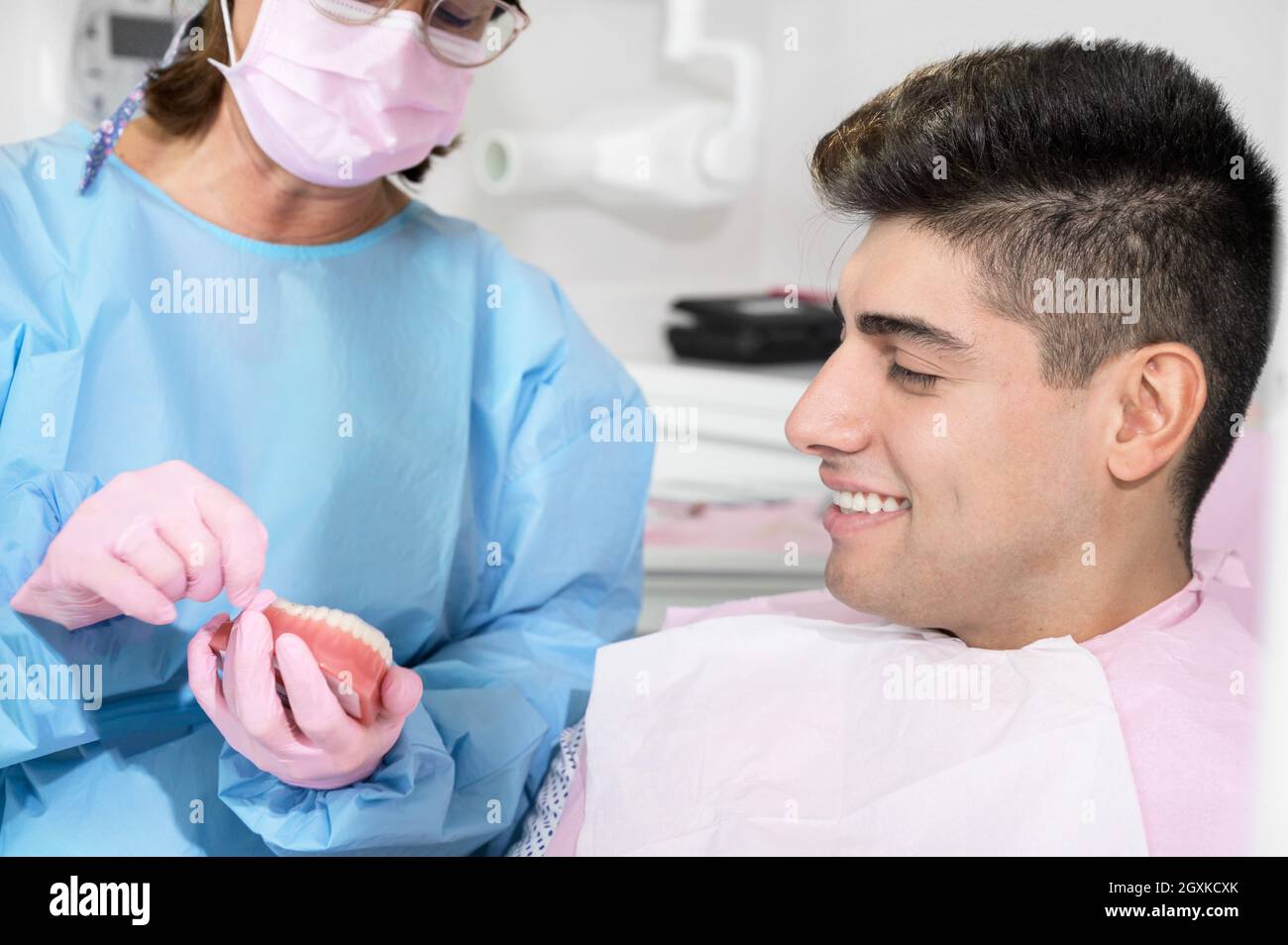 Supporto ortodontista invisibile per l'allineamento dei denti. In clinica mostra i dispositivi di allineamento in plastica trasparente rimuovibili dal paziente o l'uso e il beneficio di invisalign. Foto di alta qualità. Foto Stock