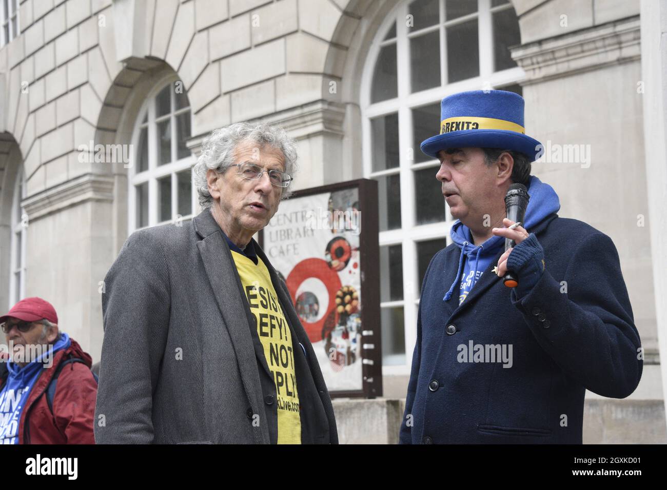 Manchester, Regno Unito, 5 ottobre 2021. Piers Corbyn, attivista anti-vaxxer e anti-lock-down, parla con Steve Bray, attivista anti-Brexit, discutendo a turno di usare il suono amplificato per evitare di parlare l’un l’altro. I manifestanti fanno lobby e si dimostrano fuori dalla Conferenza del partito conservatore a Manchester, Regno Unito. La Conferenza si svolgerà dal 3 ottobre al 6 ottobre 2021 presso il Manchester Central Convention Complex. L'evento ha slogan "Build Back Better" e "Getting on with the Job". Si svolge in un contesto di carenza di carburante, problemi di approvvigionamento e aumento dell'inflazione. Credito: Foto Stock