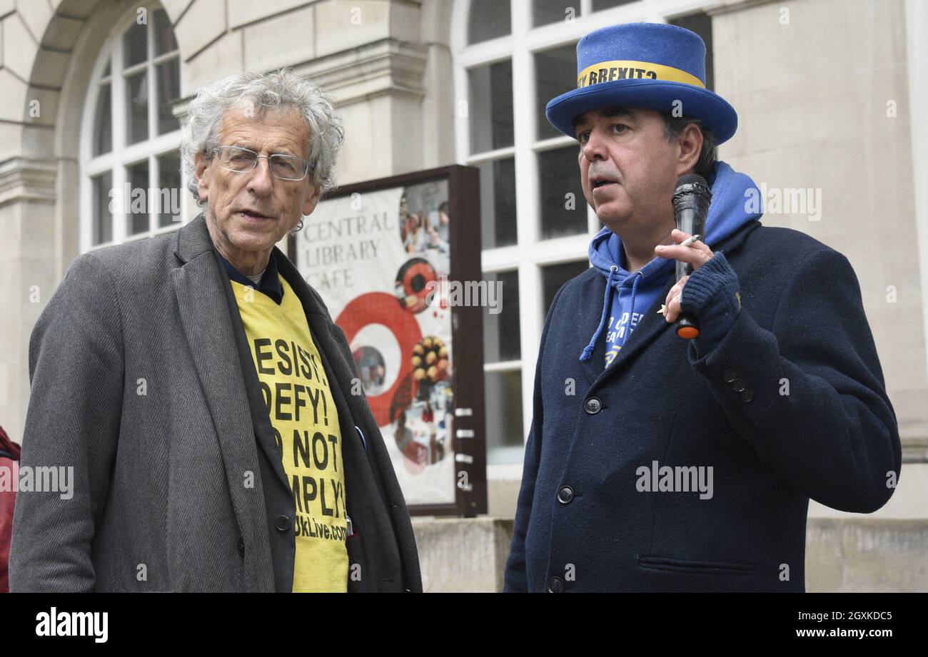 Manchester, Regno Unito, 5 ottobre 2021. Piers Corbyn, attivista anti-vaxxer e anti-lock-down, parla con Steve Bray, attivista anti-Brexit, discutendo a turno di usare il suono amplificato per evitare di parlare l’un l’altro. I manifestanti fanno lobby e si dimostrano fuori dalla Conferenza del partito conservatore a Manchester, Regno Unito. La Conferenza si svolgerà dal 3 ottobre al 6 ottobre 2021 presso il Manchester Central Convention Complex. L'evento ha slogan "Build Back Better" e "Getting on with the Job". Si svolge in un contesto di carenza di carburante, problemi di approvvigionamento e aumento dell'inflazione. Credito: Foto Stock