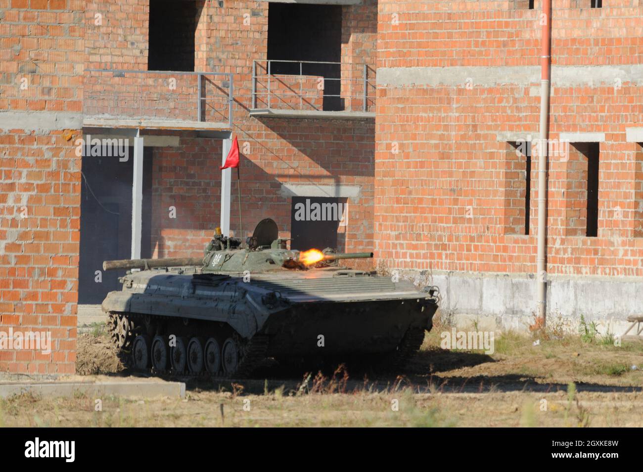 APC sparando visto durante gli esercizi militari internazionali 'Rapid Trident - 2021'. Sul territorio del Centro Internazionale per il mantenimento della pace e la sicurezza dell'Accademia Nazionale delle forze terrestri che prende il nome da Hetman Petro Sahaidachny, ucraino-americano comando e le esercitazioni di personale che coinvolgono le truppe 'Rapid Trident - 2021' stanno avvenendo, sono iniziate il 20 settembre e dureranno fino al 1 ottobre 2021. Ai lavori partecipano soldati di 15 paesi (Ucraina, USA, Germania, Bulgaria, Georgia, Italia, Polonia, Romania, Gran Bretagna e altri). In totale, circa 6,000 militari sono coinvolti nella Th Foto Stock
