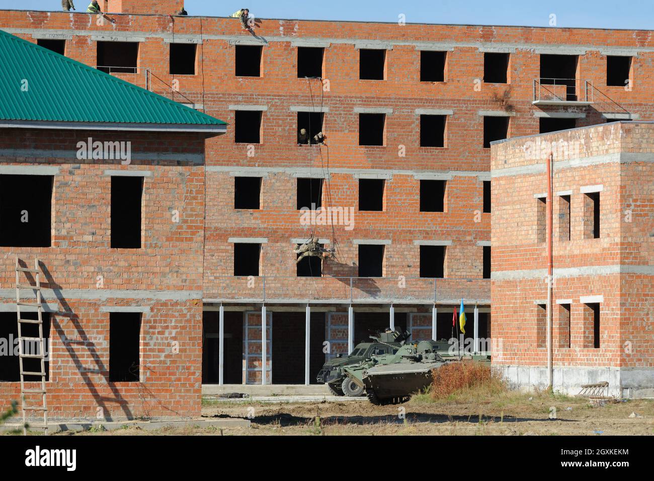Visto durante gli esercizi militari internazionali 'Rapid Trident - 2021'. Sul territorio del Centro Internazionale per il mantenimento della pace e la sicurezza dell'Accademia Nazionale delle forze terrestri che prende il nome da Hetman Petro Sahaidachny, ucraino-americano comando e le esercitazioni di personale che coinvolgono le truppe 'Rapid Trident - 2021' stanno avvenendo, sono iniziate il 20 settembre e dureranno fino al 1 ottobre 2021. Ai lavori partecipano soldati di 15 paesi (Ucraina, USA, Germania, Bulgaria, Georgia, Italia, Polonia, Romania, Gran Bretagna e altri). In totale, circa 6,000 militari sono coinvolti negli esercizi Foto Stock