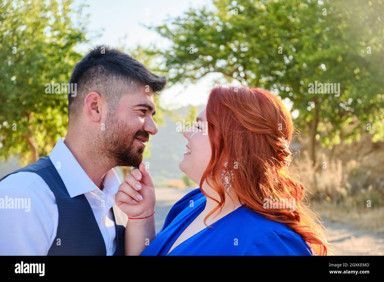 La donna tocca l'uomo sorridendo Foto Stock
