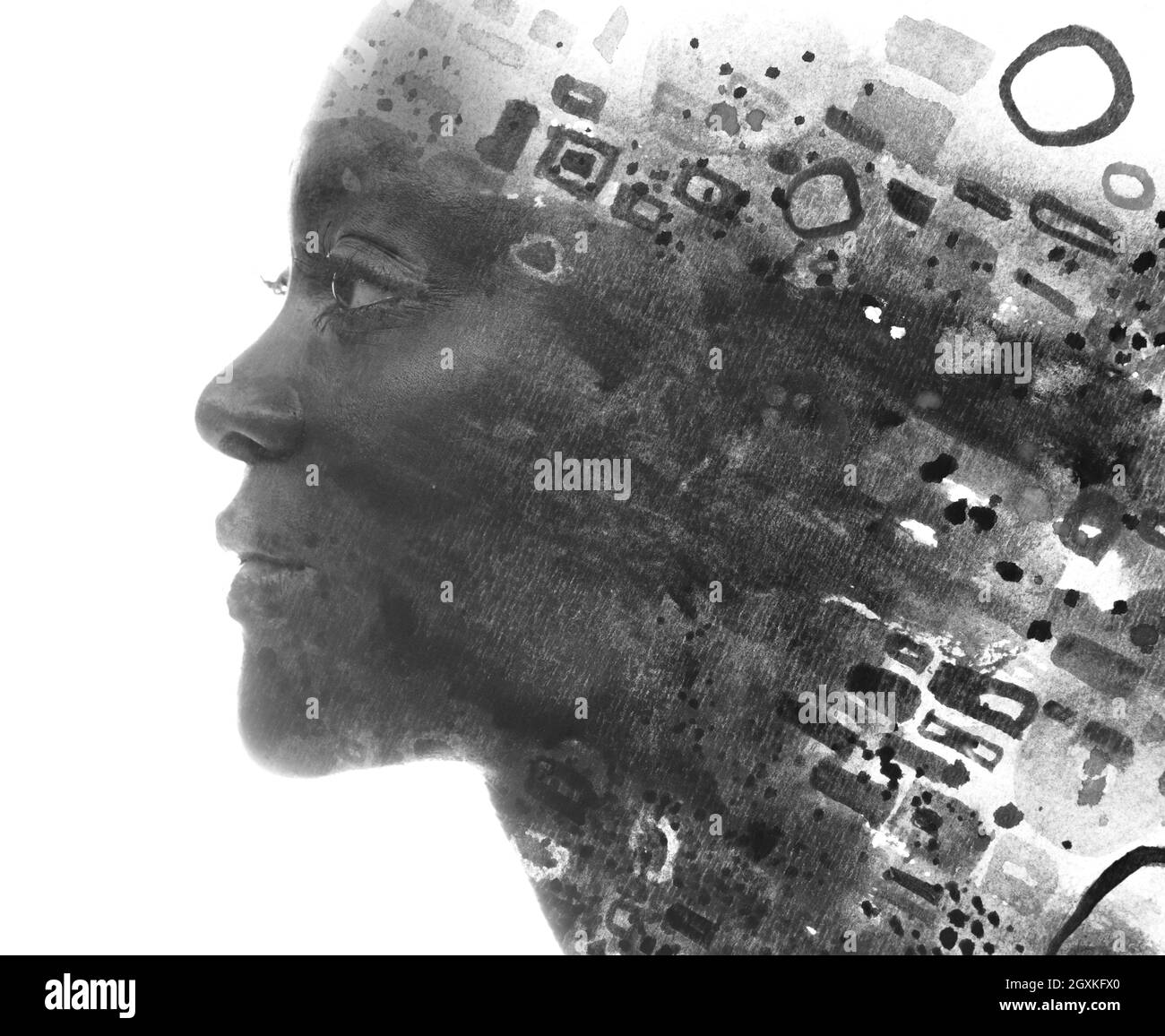 Pittura. Un ritratto in bianco e nero di una donna attraente combinato con una pittura in una tecnica a doppia esposizione. Foto Stock