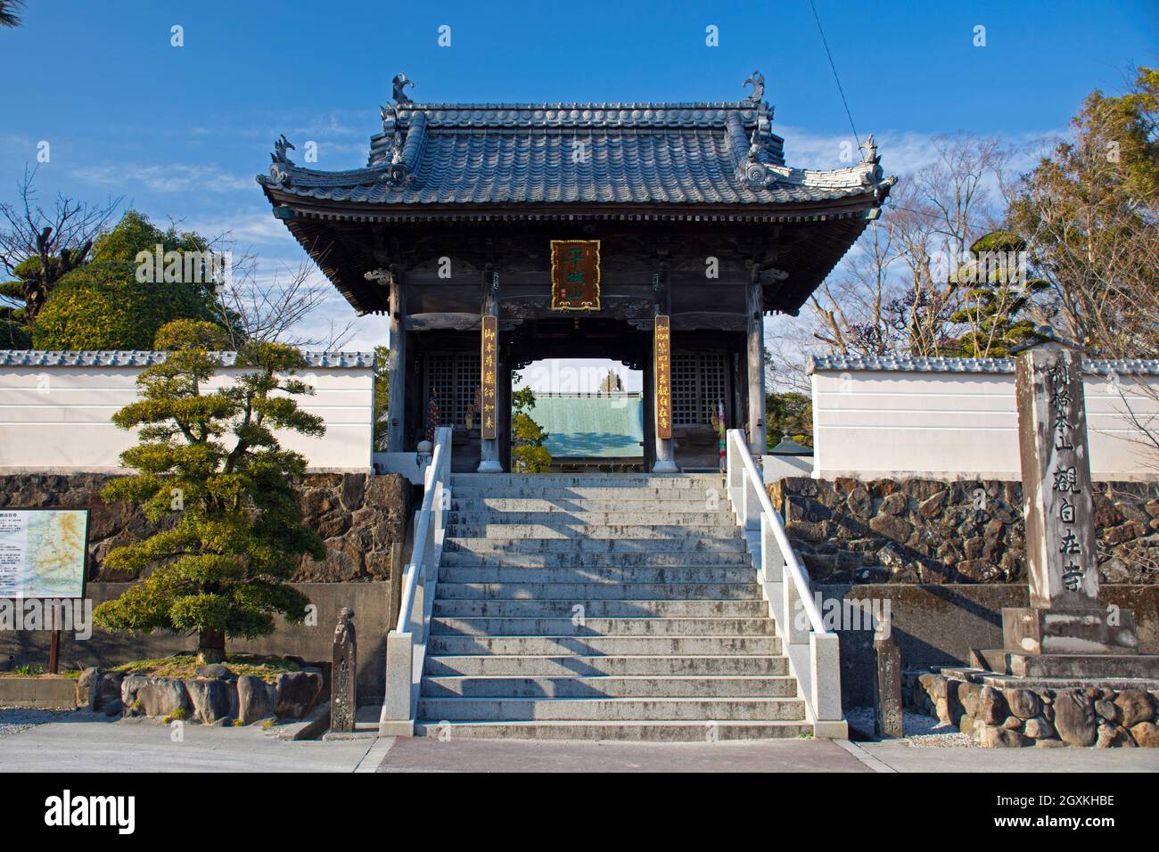 Porta principale o Sanmon del tempio buddista Kanjizai-ji Shingon, Ainan, Prefettura di Ehime, Giappone Foto Stock