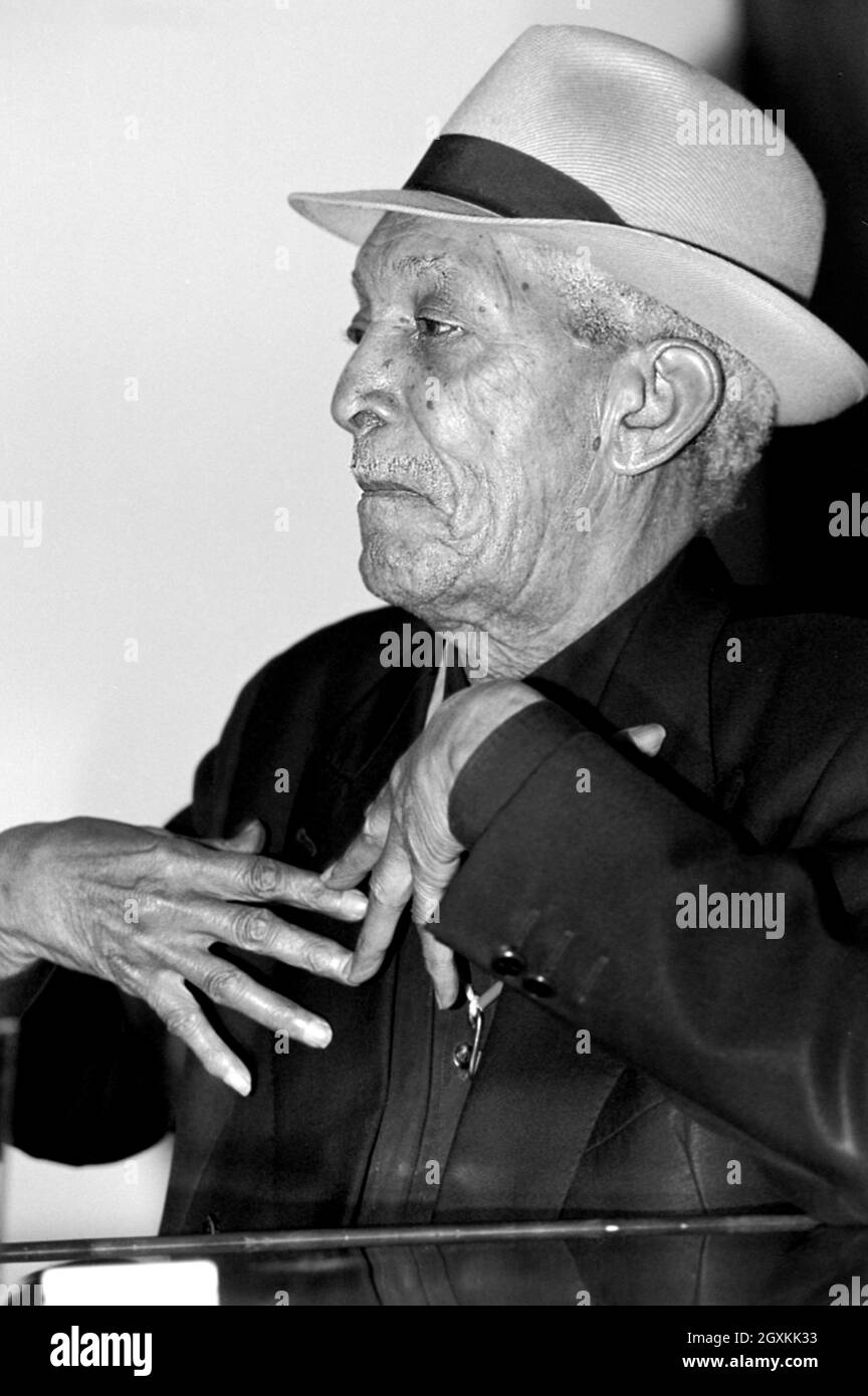 Milano 2000-04-03 : Compay Segundo, sessione fotografica al Palavobis Foto Stock