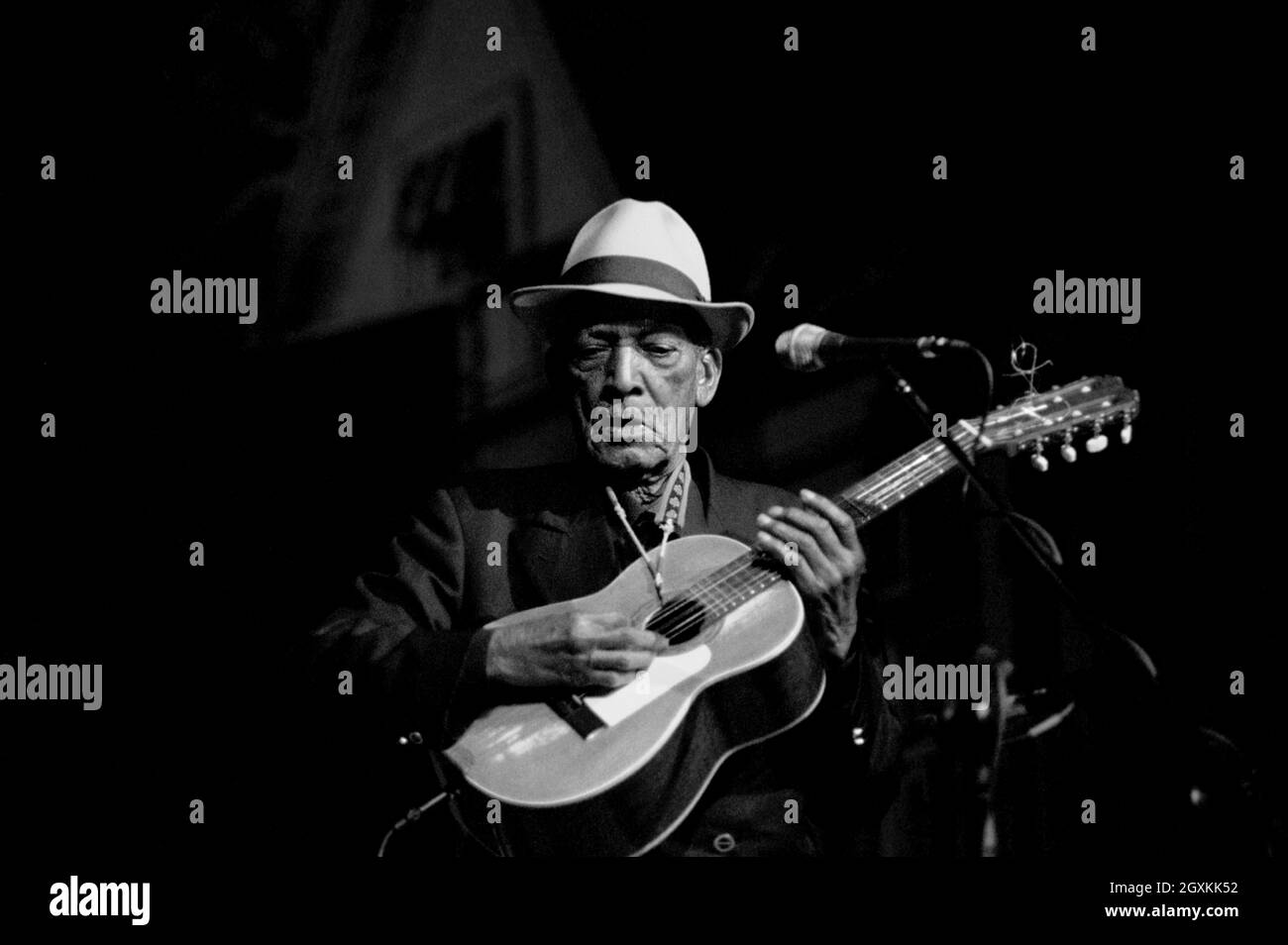 Milano 2000-04-03 : Compay Segundo in concerto al Palavobis Foto Stock