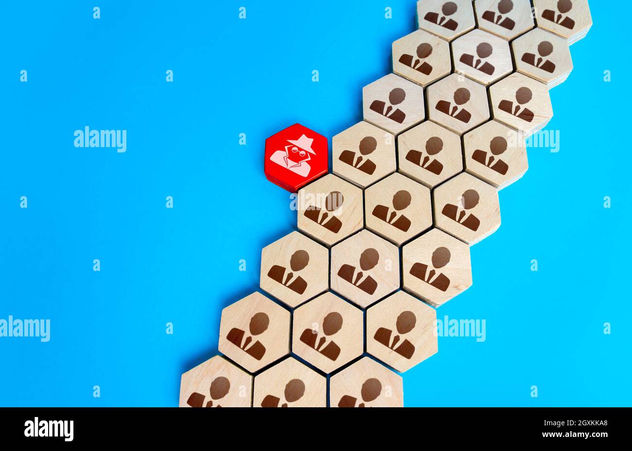 Spy sta cercando di infiltrarsi nella rete aziendale. Hacking e accesso non autorizzato. Raccolta di dati aziendali, sabotaggio. Intervento. Cybersecurit Foto Stock