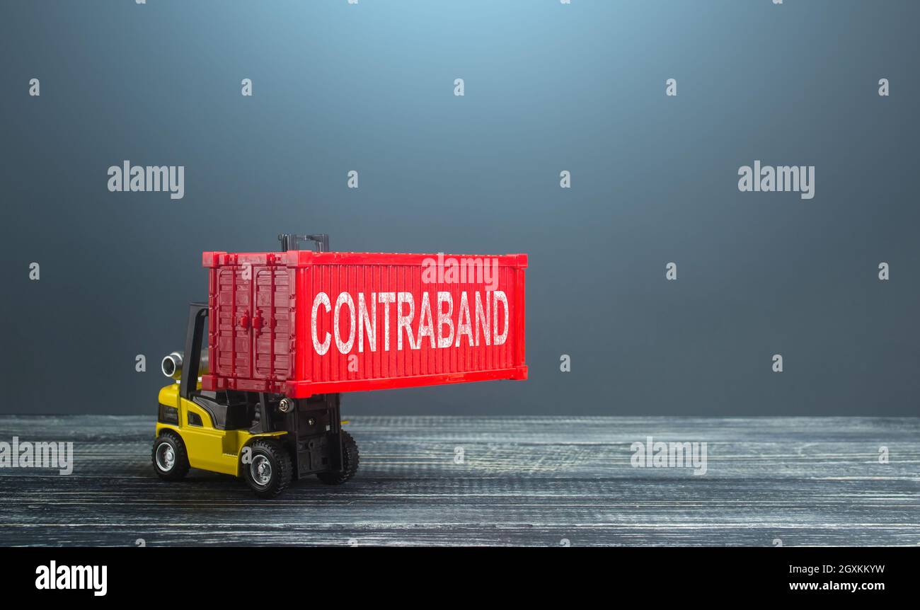 Un carrello elevatore a forche porta un controbando contenitore rosso. Trasporto di merci vietate illegali. Controllo delle frontiere, elevato livello di corruzione. Droghe, alcool Foto Stock