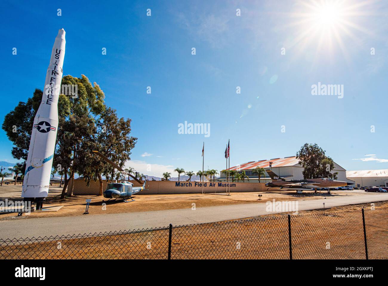 Riverside, CA—5 ottobre 2021; Minuteman Mussel, UH-1 Huey e F-105 Thunderchief siedono di fronte all'ingresso al March Field Air Museum da parte del March Air Force Ba Foto Stock