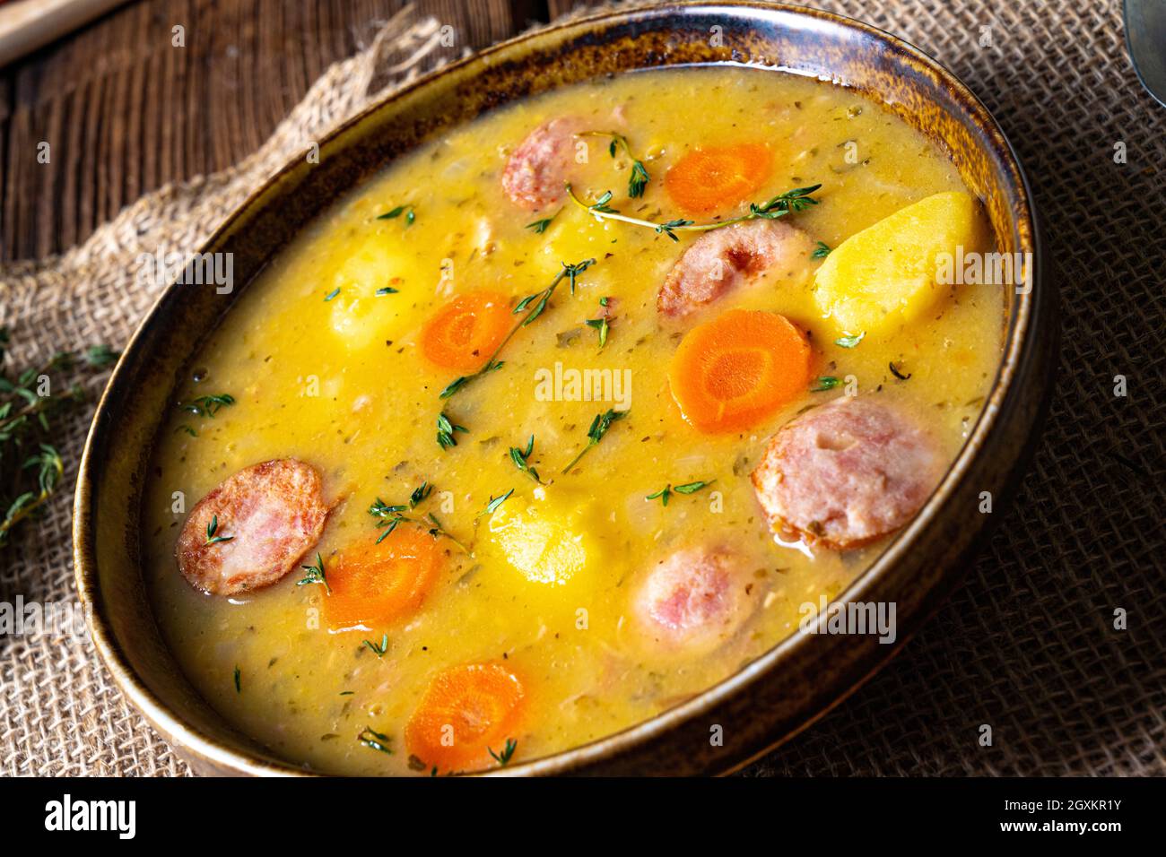 Zuppa di piselli classica con salsiccia e carne Foto Stock