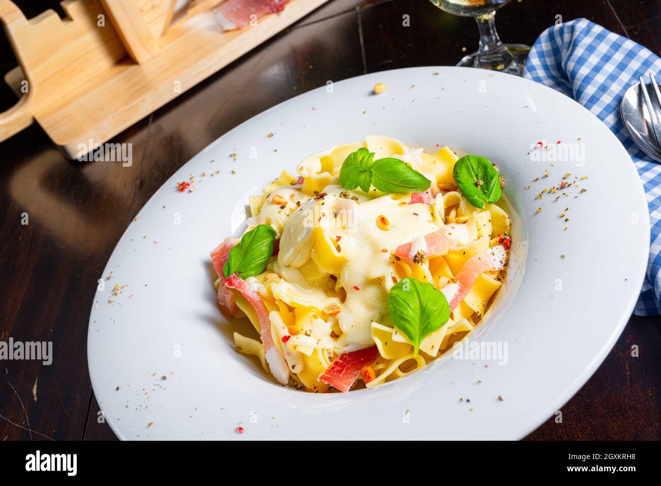 Tagliatelle con salsa al gorgonzola masarpone e prosciutto. Foto Stock
