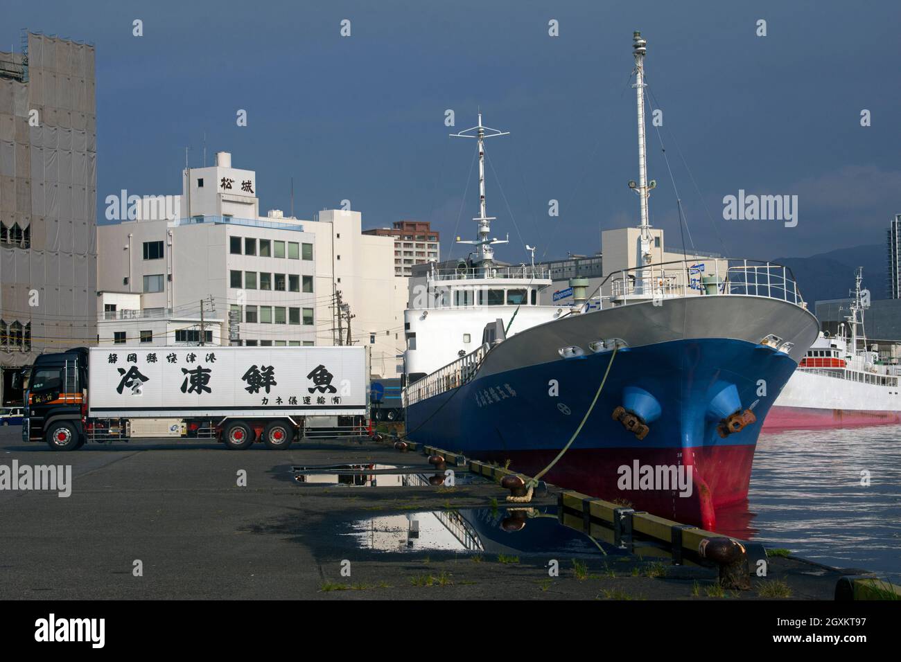 Nave ormeggiata nel porto di Shizuoka, Shizuoka, Giappone Foto Stock