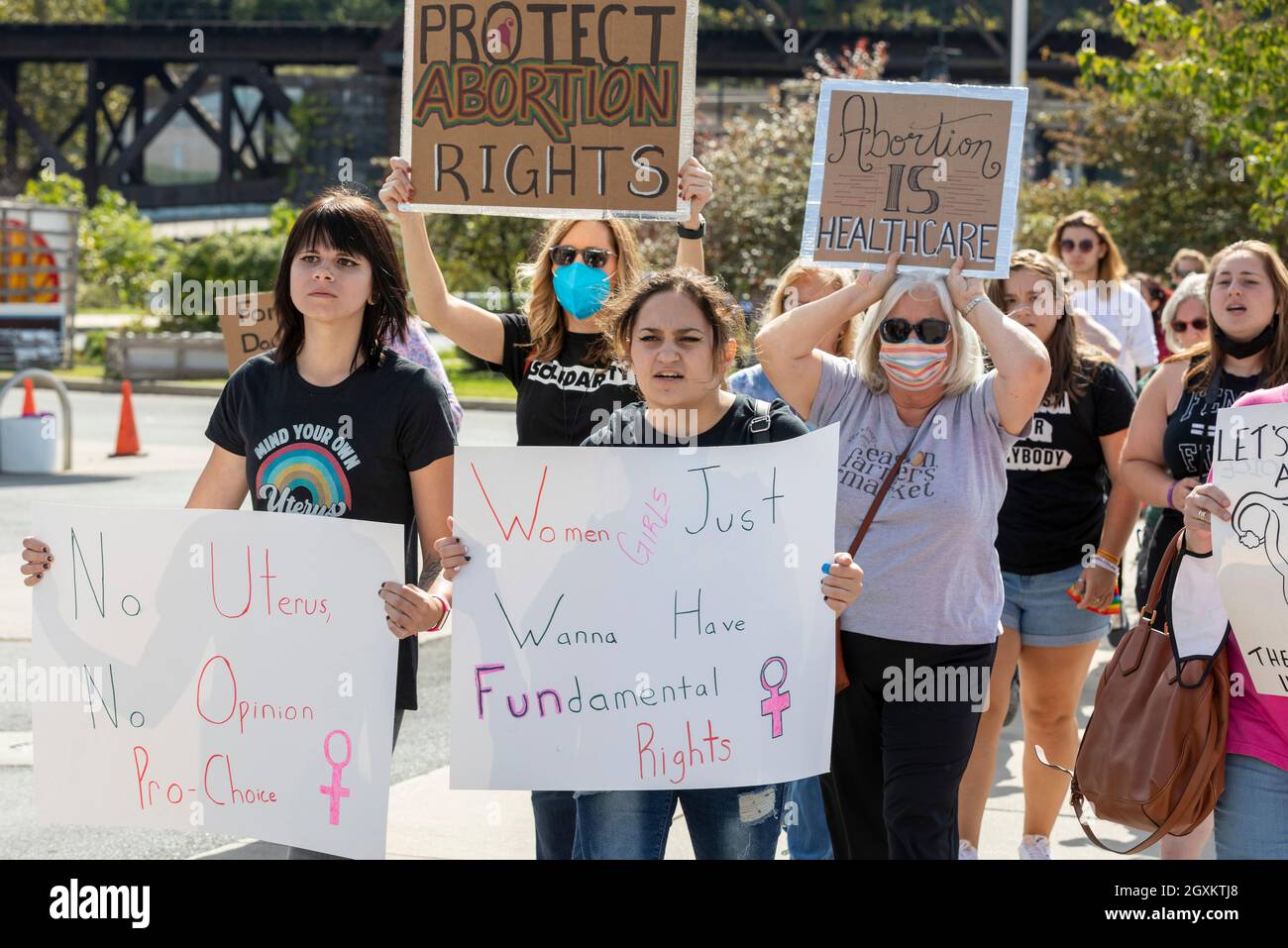 2 ottobre 2021. Easton, Pennsylvania. I membri della comunità di Easton hanno marciato nel centro di Easton per protestare contro il nuovo divieto totale di aborto del Texas, unendosi ai manifestanti acr Foto Stock