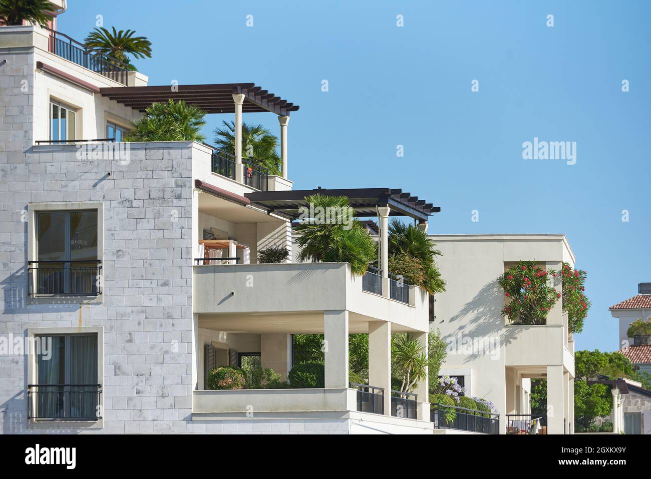 Patio sul tetto con piante decorative su un moderno edificio residenziale nella città europea Foto Stock