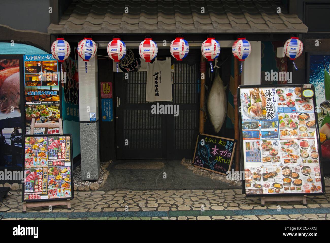 Piccolo ristorante giapponese izakaya vicino al Porto di Shizuoka, Shizuoka, Giappone Foto Stock