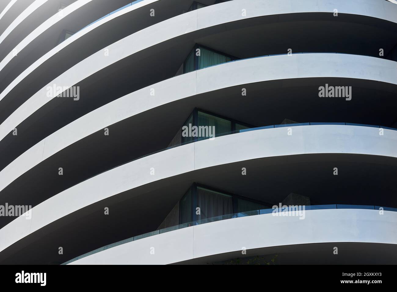 Immagine astratta di un edificio moderno con bordi arrotondati Foto Stock