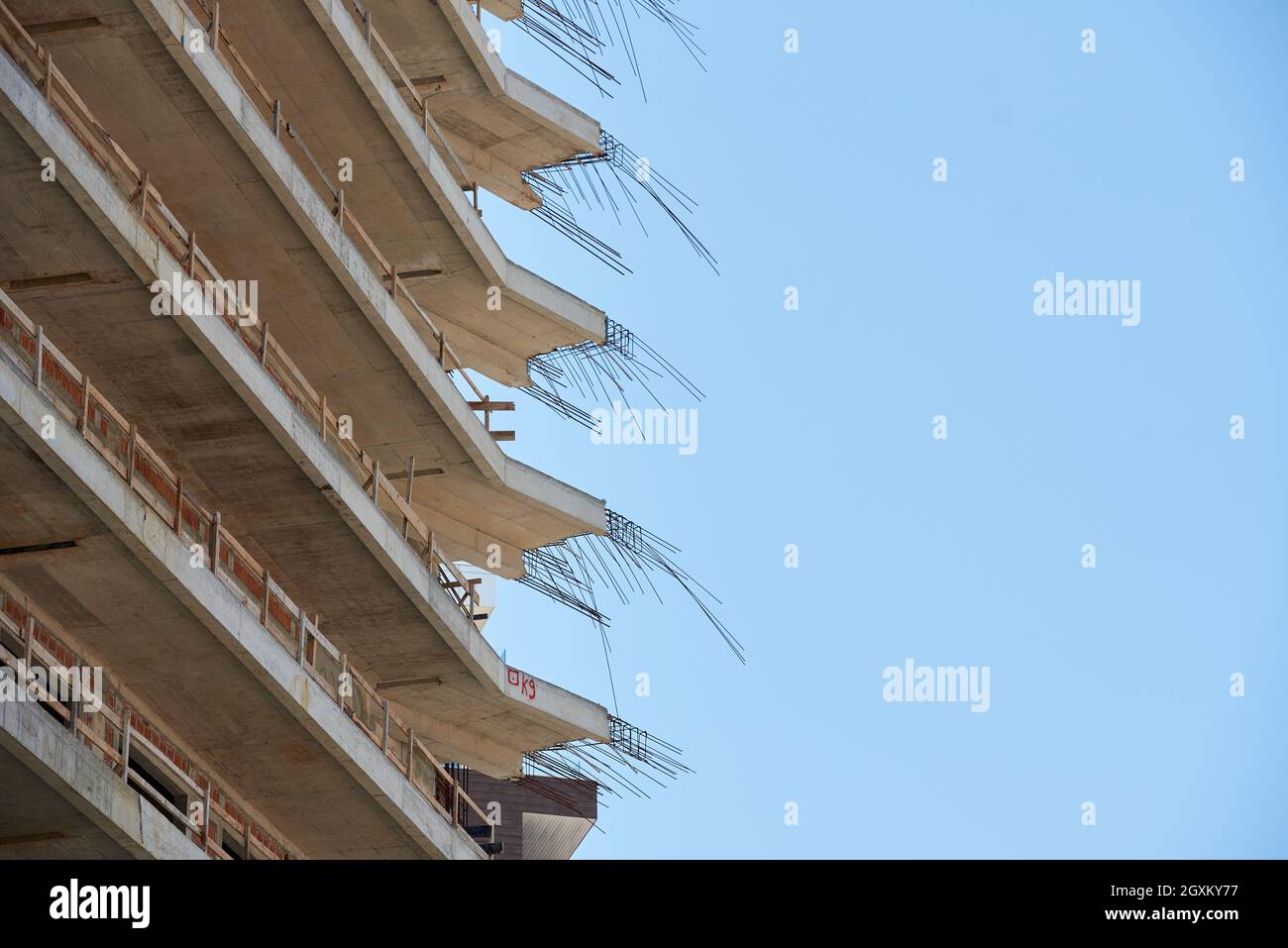 acciaio che sporge da una parete di calcestruzzo durante la costruzione di edifici Foto Stock