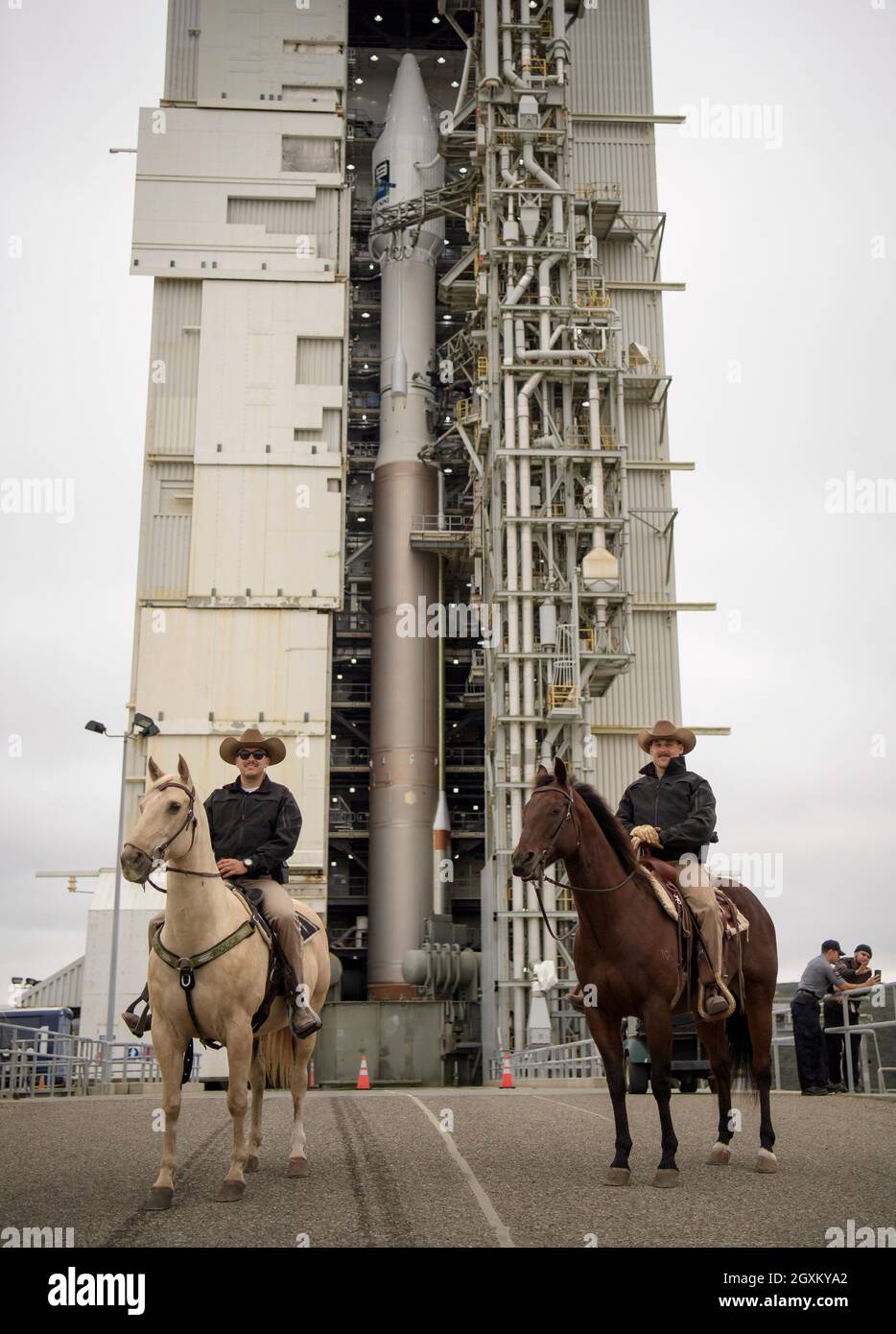 La U.S. Space Force SRA Rodriguez, a sinistra, e la SRA Horn, membri del 30esimo Squadrone delle forze di sicurezza, Sezione di applicazione della legge di conservazione, posano per fotografie sui loro cavalli di fronte al razzo United Launch Alliance Atlas V con la nave spaziale NASA Landsat 9 presso lo Space Launch Complex 3, Vandenberg Space Force base 26 settembre 2021 a Lompoc, California. Foto Stock