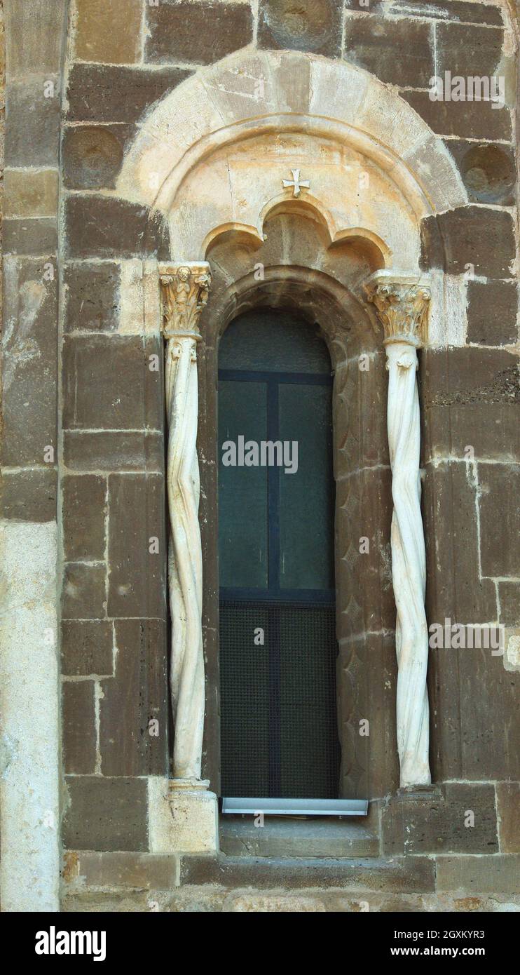 Fossacesia - Abruzzo - Abbazia di San Giovanni in Venere - finestra a lancetta singola caratterizzata da un archivolt e colonne contorte Foto Stock