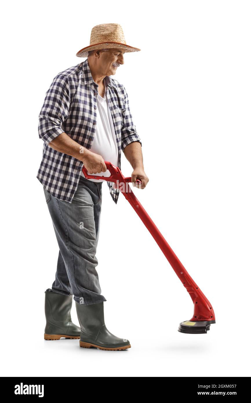 Sparo a tutta lunghezza di un uomo maturo che aziona un tagliaerba isolato su sfondo bianco Foto Stock