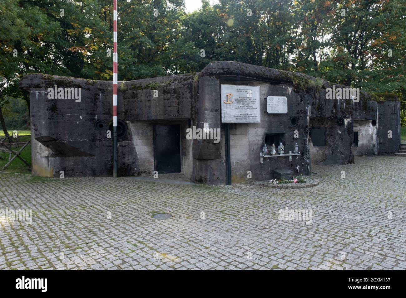 Wegierska Gorka, Polonia - 28 settembre 2021. Linea polacca di difesa e fortificazione a Wegierska Gorka (Wedrowiec). Autunno giorno di sole. Messa a fuoco selettiva. Foto Stock