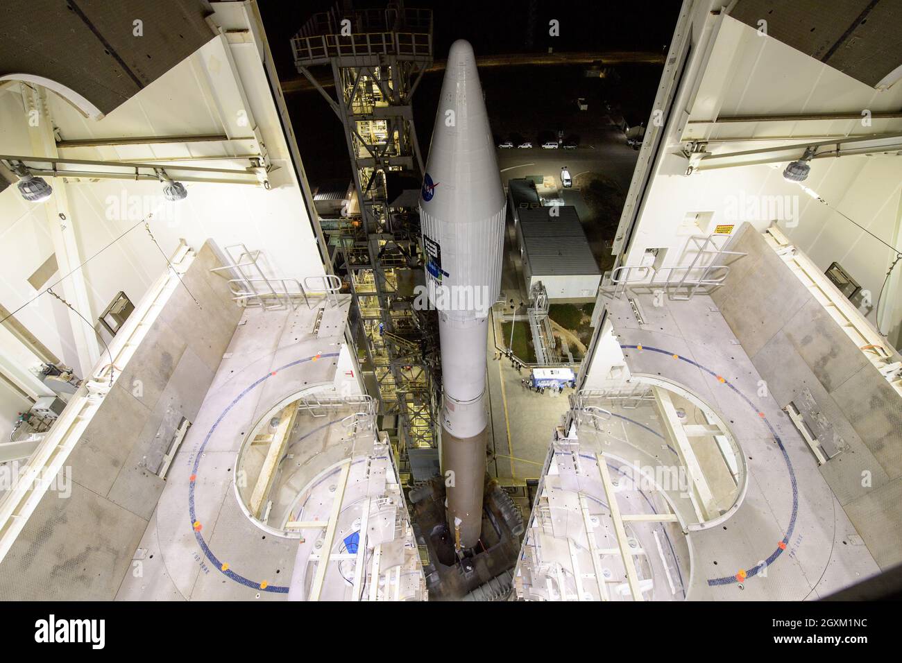 Il razzo United Launch Alliance Atlas V a bordo della navicella spaziale NASA Landsat 9 è pronto per il lancio mentre la piattaforma di lancio mobile è rollback allo Space Launch Complex 3, Vandenberg Space Force base 27 settembre 2021 a Lompoc, California. Foto Stock