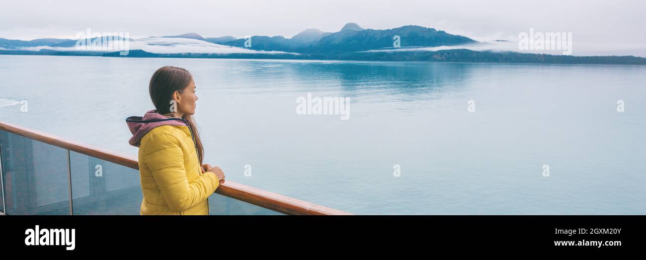 Alaska Glacier Bay crociera nave viaggio turistico guardando iceberg all'interno passaggio dal balcone vista ponte Scenic crociera vacanza destinazione panoramica Foto Stock