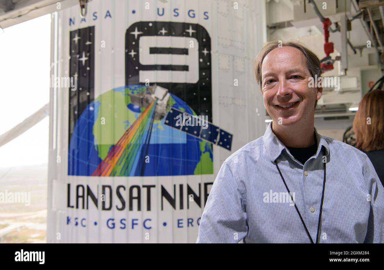 Il progetto NASA Landsat 9 lo scienziato Jeff Masek pone con il razzo United Launch Alliance Atlas V e la navicella spaziale NASA Landsat 9 allo Space Launch Complex 3, Vandenberg Space Force base 26 settembre 2021 a Lompoc, California. Foto Stock
