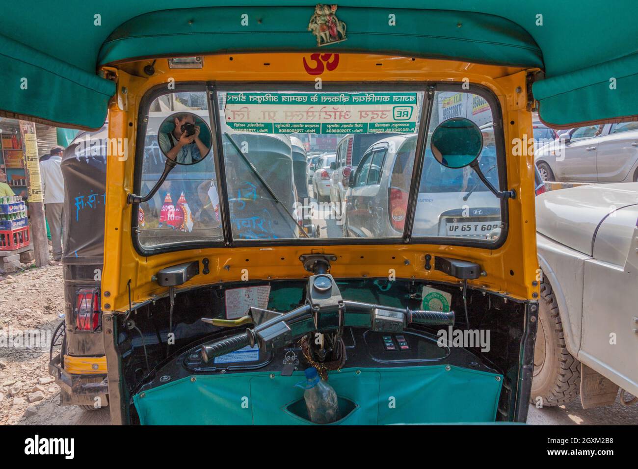 VARANASI, INDIA - 25 OTTOBRE 2016: Vista da un risciò auto su una strada a Varanasi, India Foto Stock