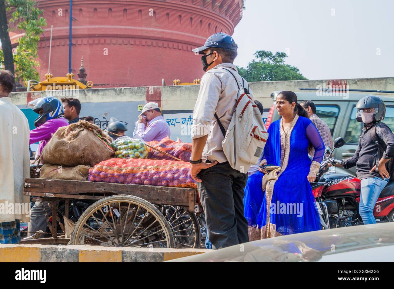 VARANASI, INDIA - 25 OTTOBRE 2016: Carretto vegetale in un ingorgo di traffico a Varanasi, India Foto Stock