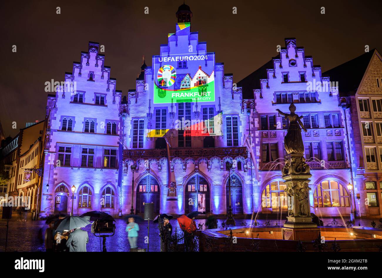 05 ottobre 2021, Hessen, Francoforte sul meno: Il Römer di Francoforte, il municipio storico della città, è illuminato questa sera con il logo del torneo di Francoforte come sede del prossimo campionato europeo di calcio. Il torneo si svolgerà a Francoforte sul meno e in altre nove città tedesche nel 2024. Foto: Frank Rumpenhorst/dpa Foto Stock