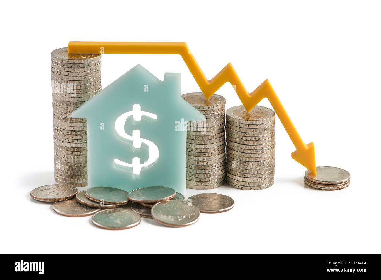 Inflazione e crisi economica. Crash del mercato finanziario isolare su sfondo bianco. Casa con un segno del dollaro. La freccia gialla sul grafico indica Foto Stock