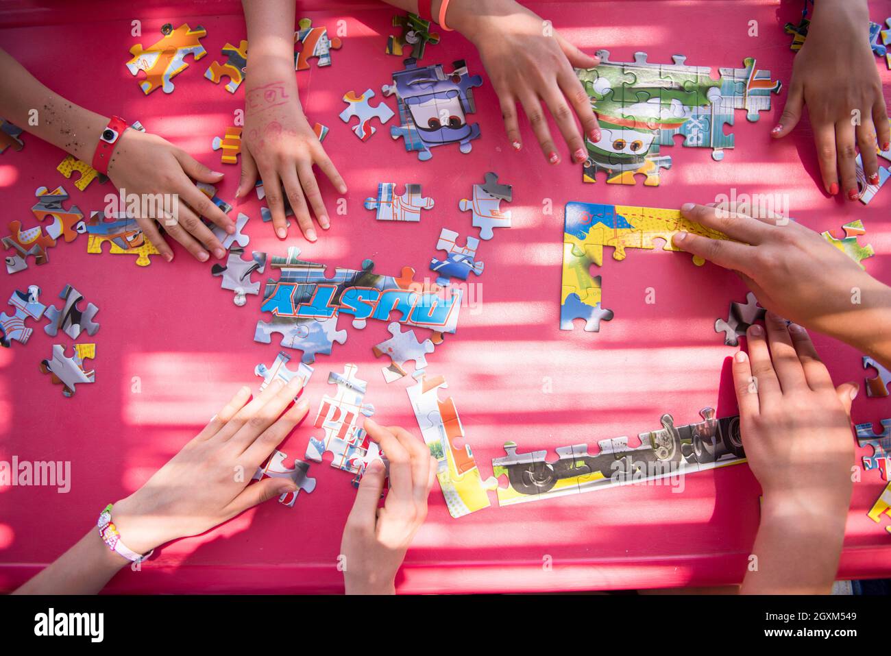 Vista dall'alto di mani di bambini a giocare con i puzzle nel parco giochi  all'aperto Foto stock - Alamy