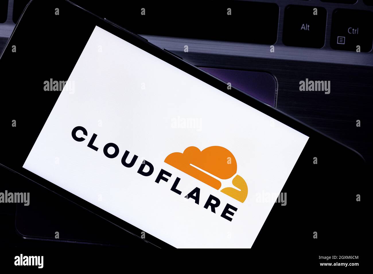Editoriale Cloudflare. Foto illustrativa per le notizie su Cloudflare - un'azienda americana di sicurezza di Web Infrastructure e di Web site Foto Stock