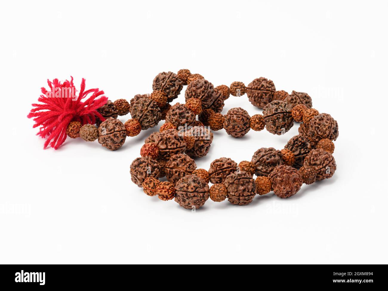 Rudraksha perle di preghiera per la meditazione su sfondo bianco, vista dall'alto. Japa mala, primo piano Foto Stock