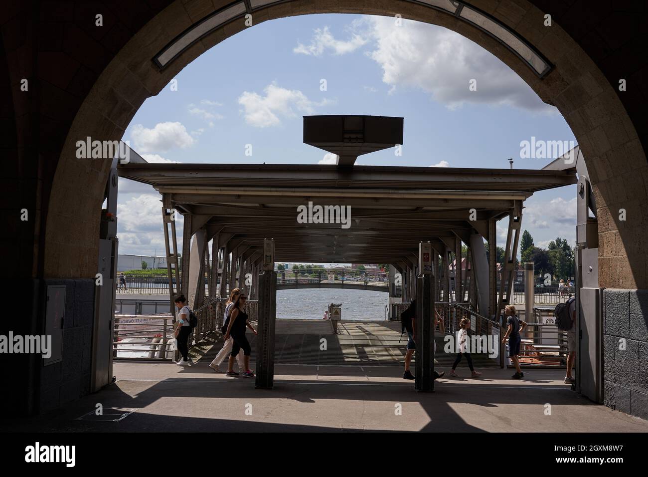 Amburgo, Germania - 18 luglio 2021 - St. Pauli Piers è il più grande approdo del porto di Amburgo nel pomeriggio estivo Foto Stock