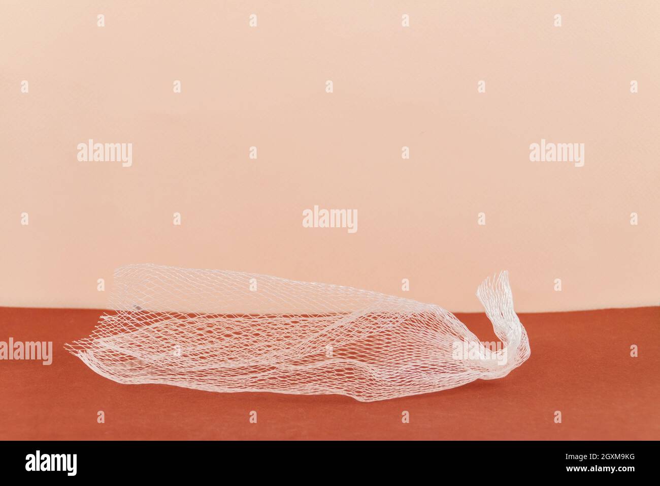 materiale di imballaggio su sfondo marrone, concetto ecologico, spazio vuoto per il testo Foto Stock