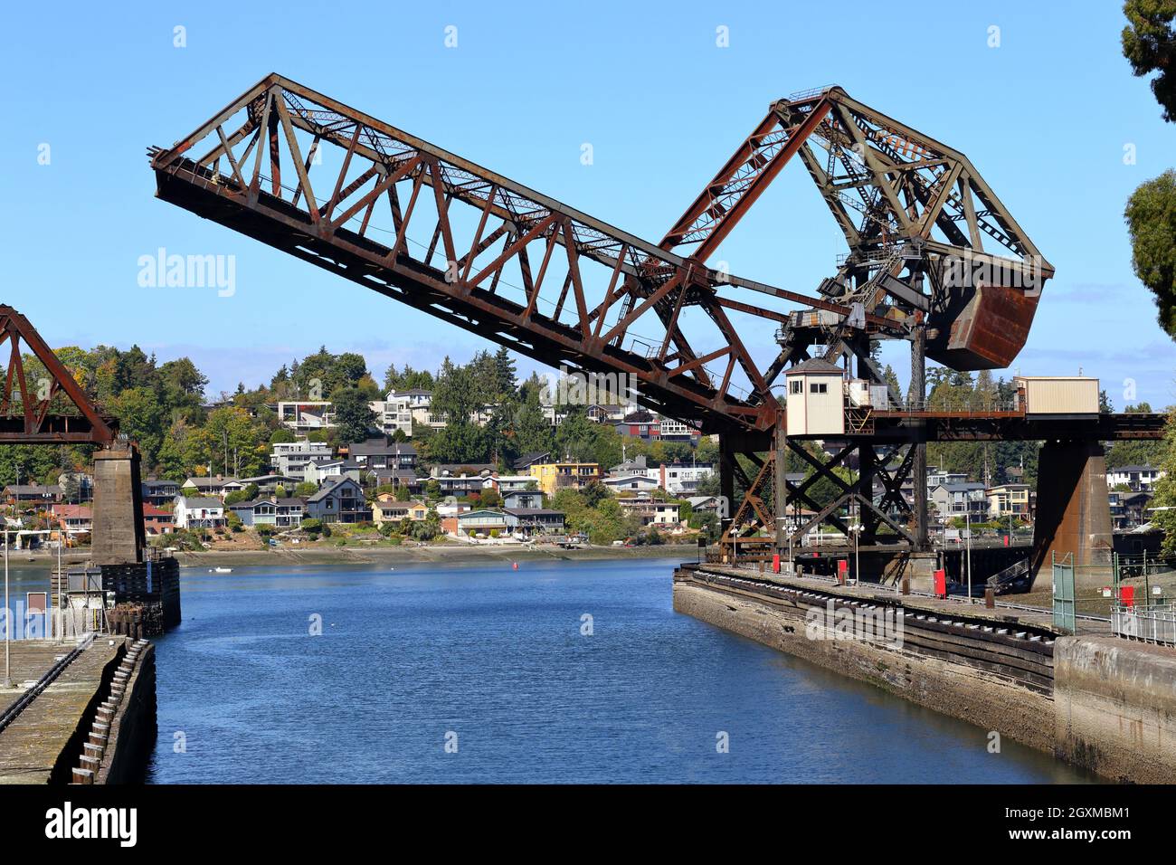 Un ponte parzialmente aperto Salmon Bay Bridge, un ponte levatoio in stile jack-coltello situato vicino a 'Ballard Locks' in ...[vedere le informazioni aggiuntive per la didascalia completa] Foto Stock