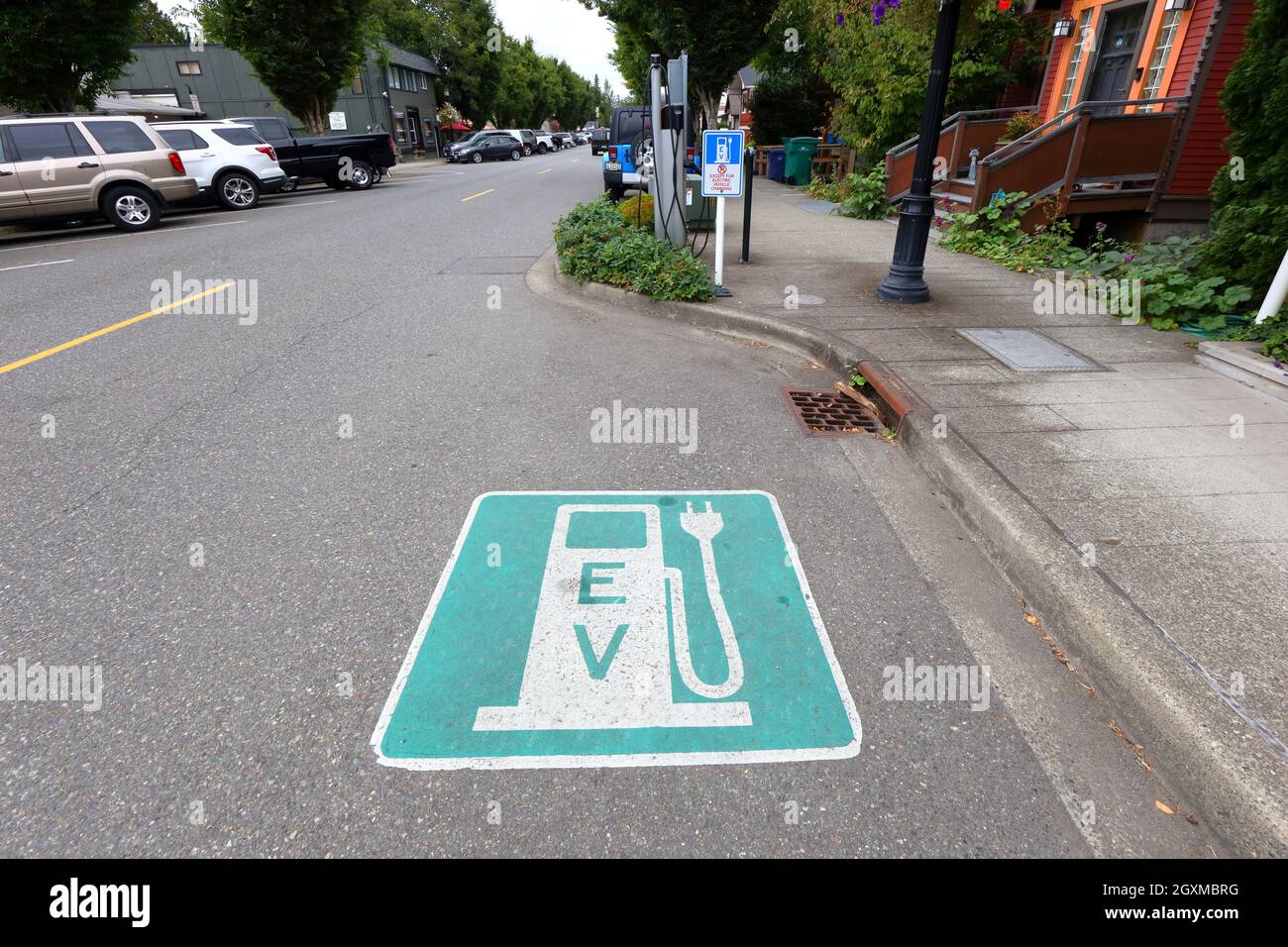 Un parcheggio su strada riservato alla ricarica di veicoli elettrici si trova su Falls Ave se, Snoqualmie, Washington. Foto Stock