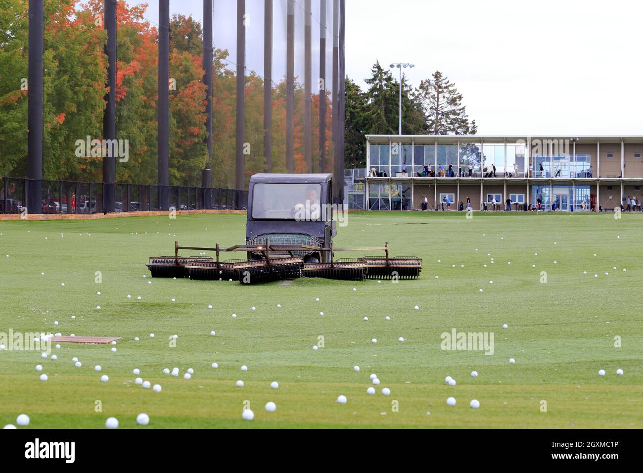 Un golf cart dotato di un golf ball retriever in un campo pratica a Jefferson Park, Seattle, Washington. Foto Stock