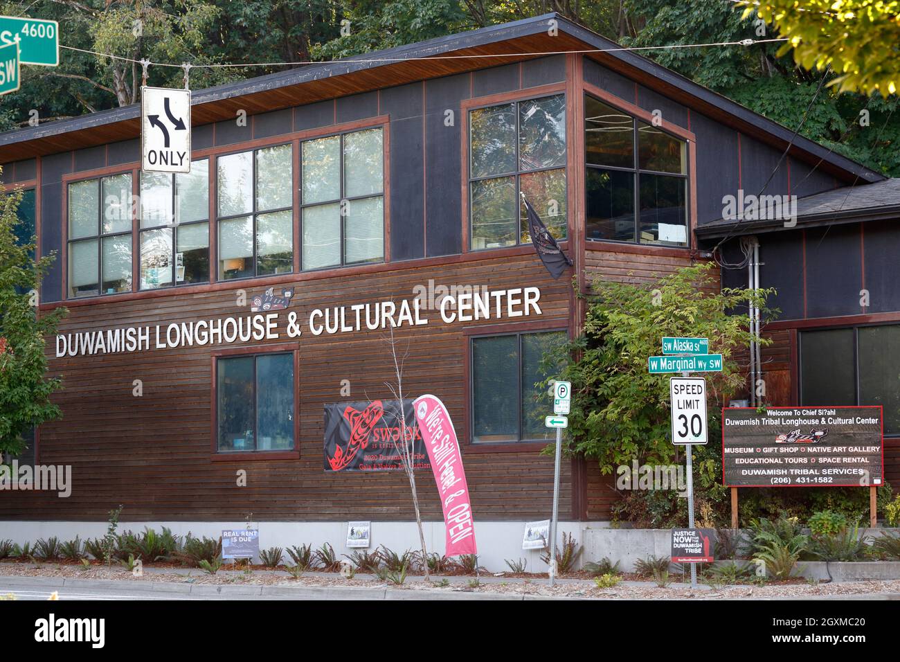 Duwamish Longhouse & Cultural Center, 4705 W Marginal Way SW, foto di Seattle di un centro culturale ed educativo indigeno. washington Foto Stock