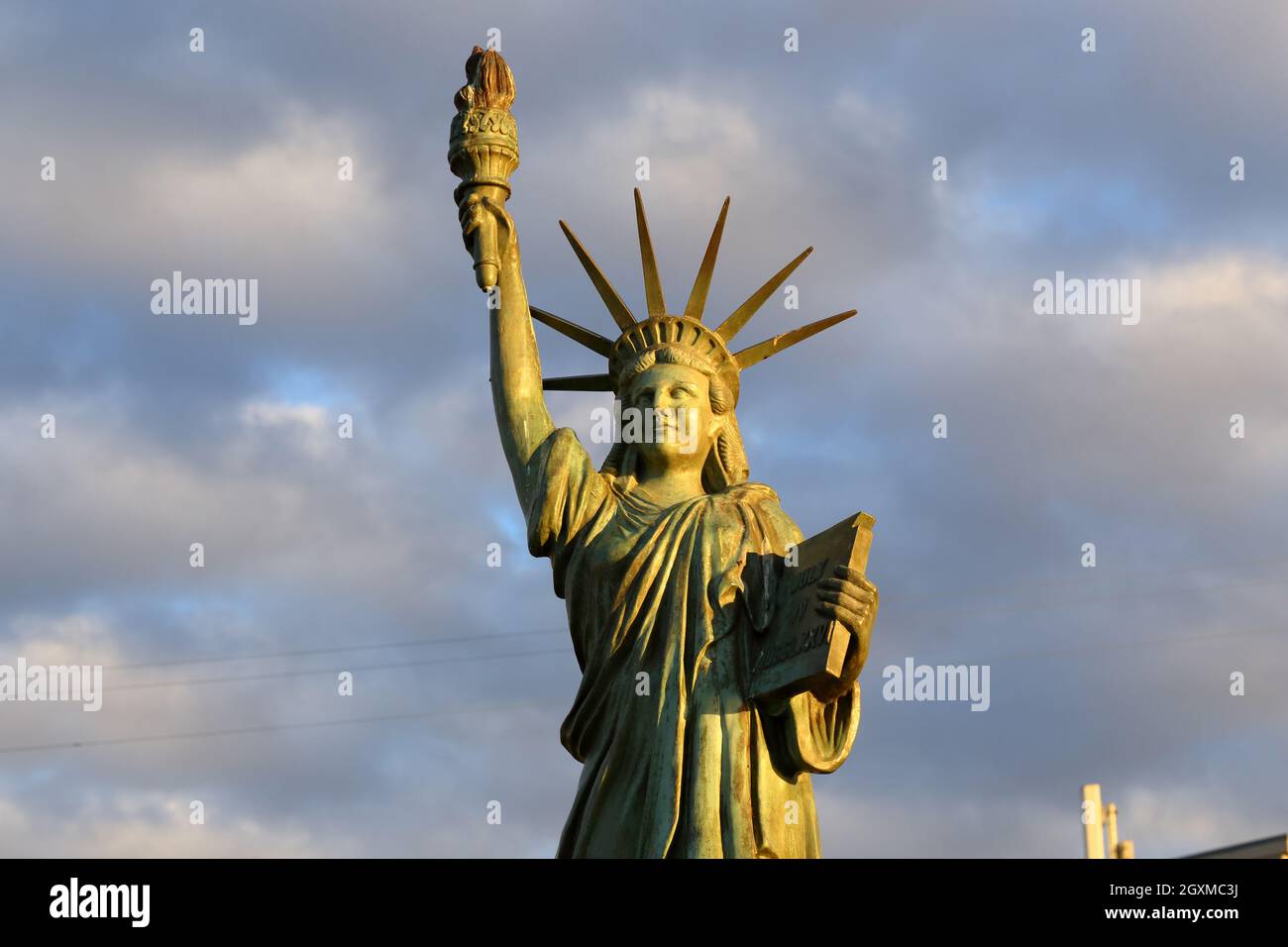 Statua della libertà alla luce del sole che tramonta, Alki Beach Park, Seattle, Washington. Foto Stock