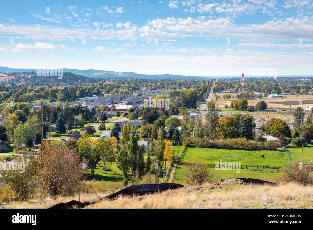 Vista di Sprague Avenue verso il centro di Spokane attraverso le città di Greenacres, Spokane Valley e Veradale, da una collina in Liberty Lake, Washington USA Foto Stock