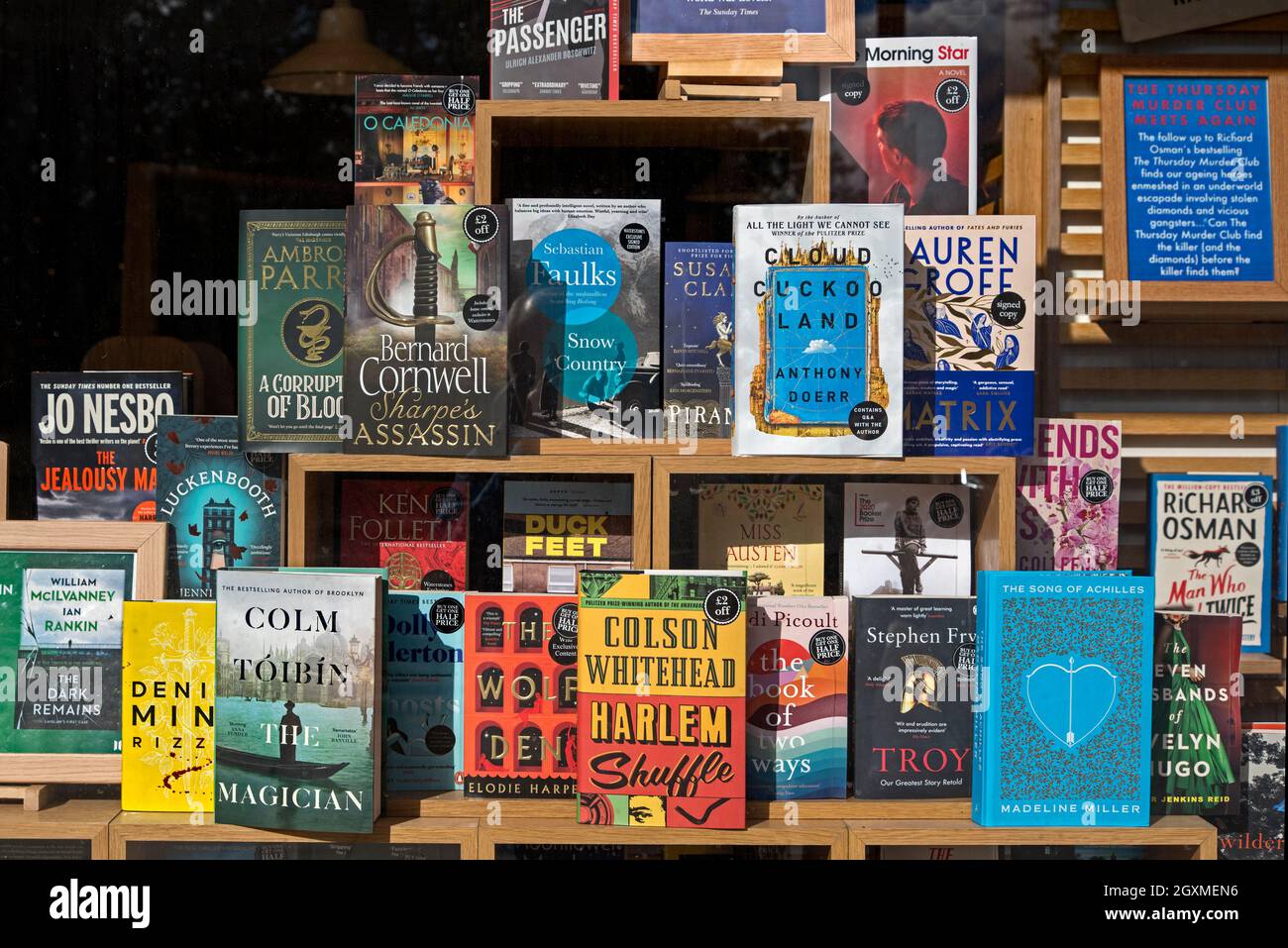 Una selezione di libri sul display nella finestra della libreria Waterstones su Princes Street, Edimburgo, Scozia, Regno Unito. Foto Stock